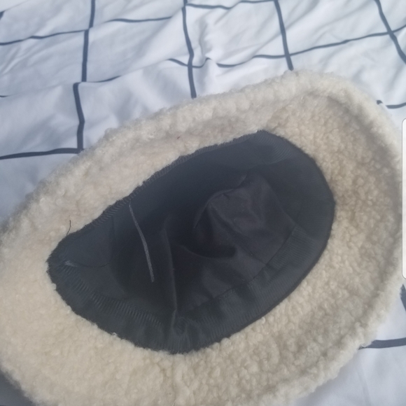 *NWOT!* Cute Bear Embroidered Bucket Hat - Picture 6 of 11